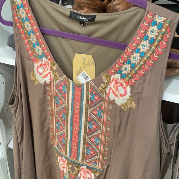 Floral Embroidered Shift Dress - Picture 6 of 7